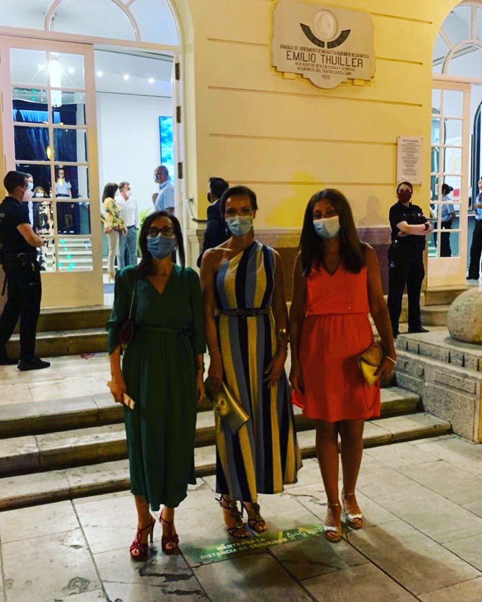 HUVV_SAS's tweet photo. Nuestra supervisora de #Enfermería del servicio de #MedicinaIntensiva  #PilarLara ha representado hoy en el #FestivaldeCine de #Málaga a todos los profesionales de la #Sanidad  #malagueña que están luchando en esta #pandemia #Covid19🦠
Ha recibido la #BiznagadeOro @MalagaJunta https://t.co/Ltf9A0vAE8