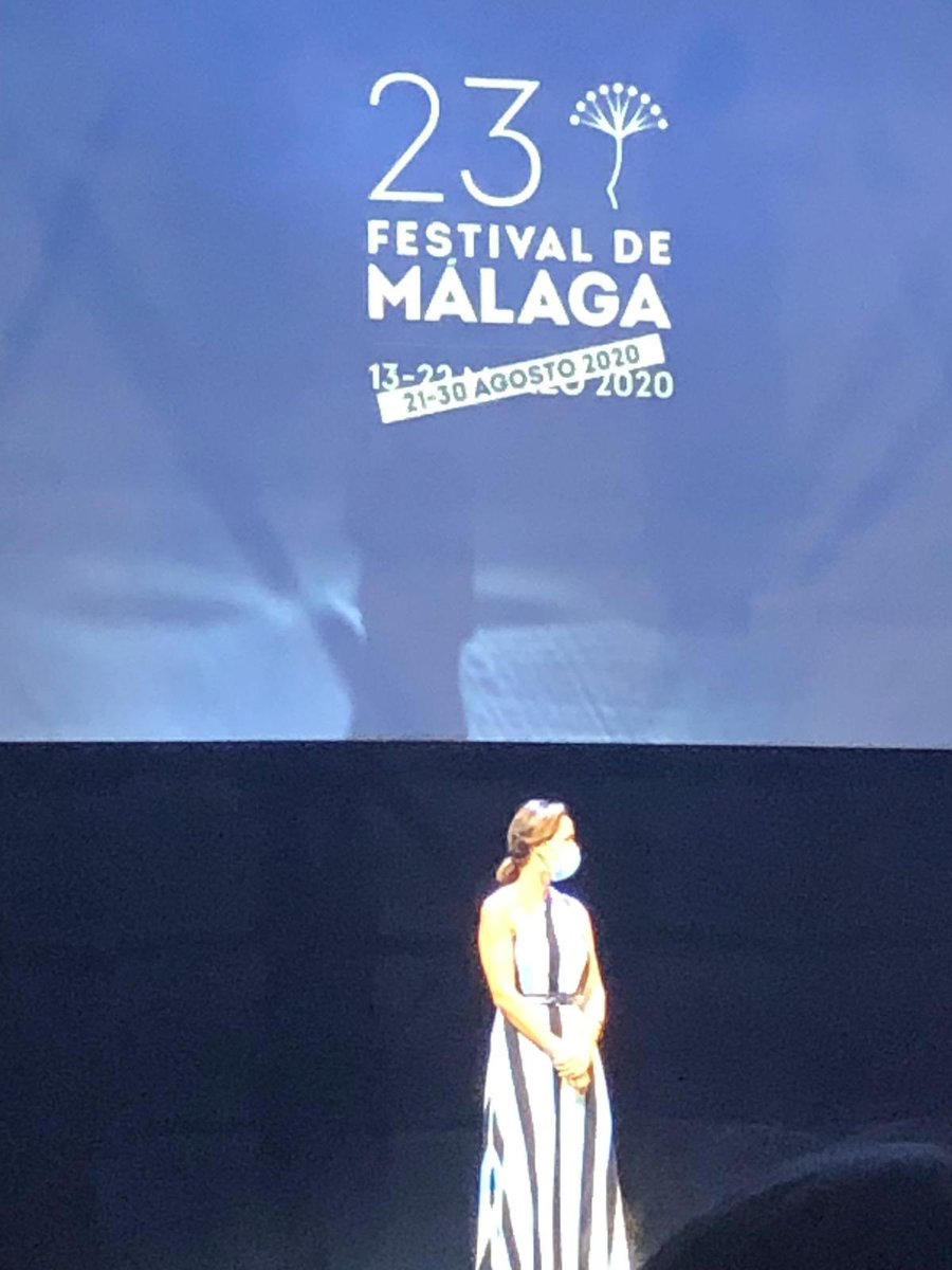 HUVV_SAS's tweet photo. Nuestra supervisora de #Enfermería del servicio de #MedicinaIntensiva  #PilarLara ha representado hoy en el #FestivaldeCine de #Málaga a todos los profesionales de la #Sanidad  #malagueña que están luchando en esta #pandemia #Covid19🦠
Ha recibido la #BiznagadeOro @MalagaJunta https://t.co/Ltf9A0vAE8