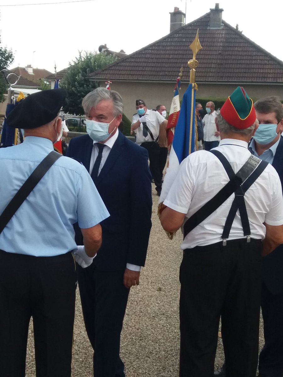 alainhoupert's tweet photo. Il n’y a rien de pire dans l’histoire que les trous de mémoire ! Hommage aux 8 victimes de la barbarie nazie, lors de la nuit tragique du 21 août 1944. Présence nombreuse dans le respect des gestes barrières !  #Comblanchien https://t.co/mLtPXeHjhu