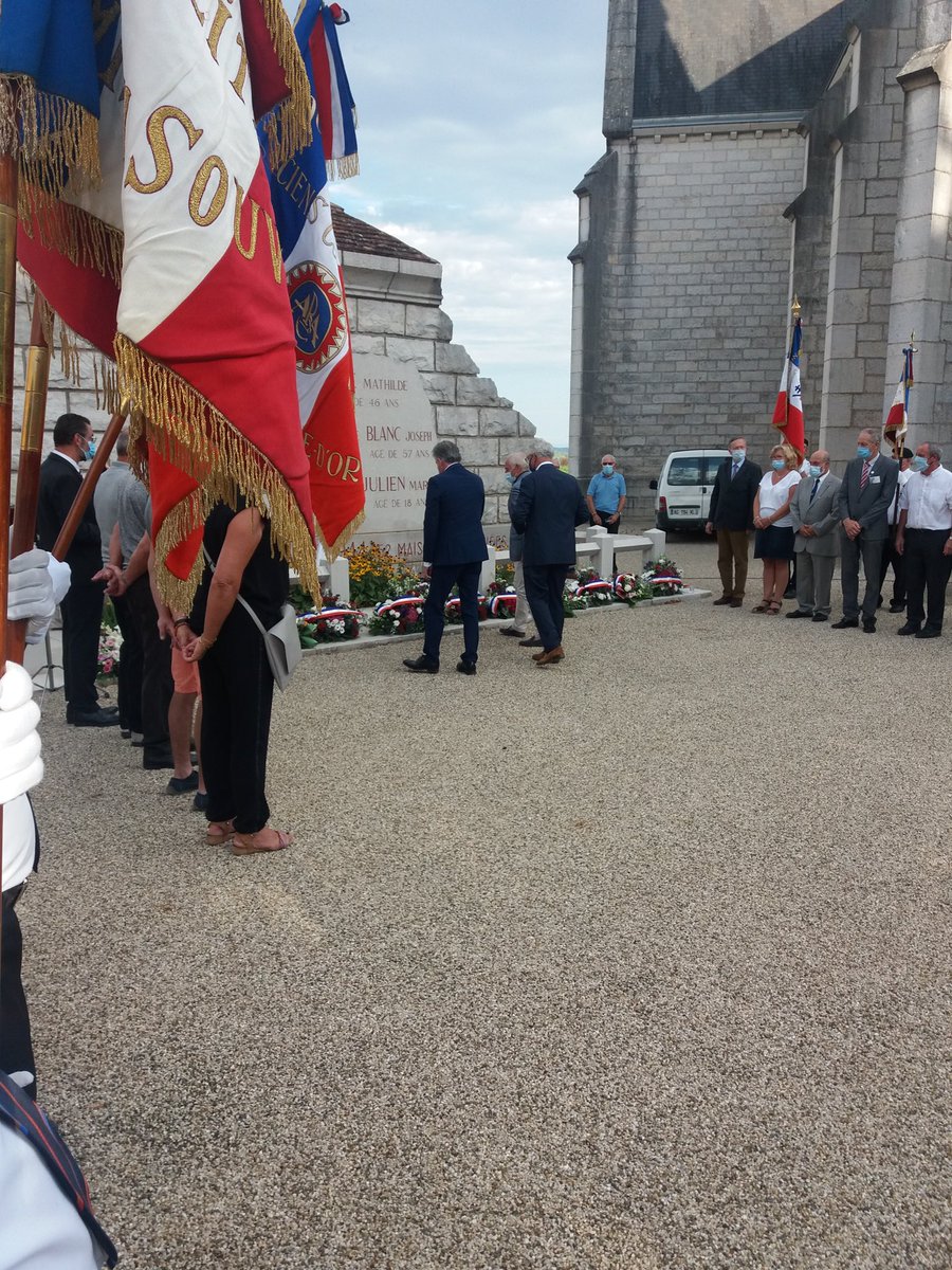 alainhoupert's tweet photo. Il n’y a rien de pire dans l’histoire que les trous de mémoire ! Hommage aux 8 victimes de la barbarie nazie, lors de la nuit tragique du 21 août 1944. Présence nombreuse dans le respect des gestes barrières !  #Comblanchien https://t.co/mLtPXeHjhu