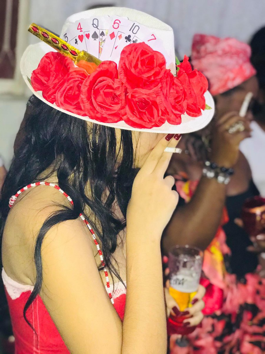 filhosdefe_'s tweet photo. Eu tenho uma mulher que é dona do meu destino. Ela se chama Maria Navalha, essa mulher é um perigo 🌹👒🃏🎲💃🍷 @opajuub https://t.co/Djcd9oGzZF