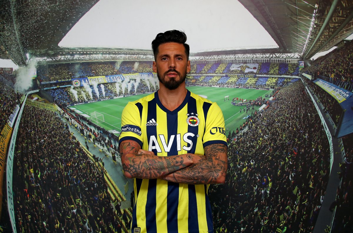 Fenerbahce's tweet photo. Fenerbahçe'ye hoş geldin Jose Sosa! ✍️

👉 https://t.co/Q6bNf0RJh7 https://t.co/MP0Ezp9As2