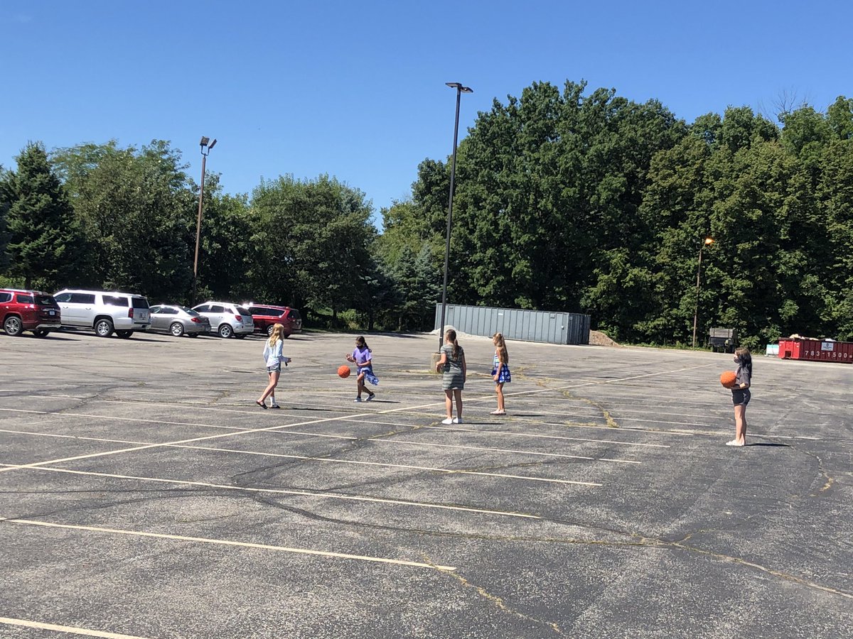 KaraDoenges's tweet photo. Day #9-A little sunshine is good for the soul...these kiddos were excited to get outside and take a break today. #180daysofHAPPY. #WeAreHuskies https://t.co/XM6teaywDO