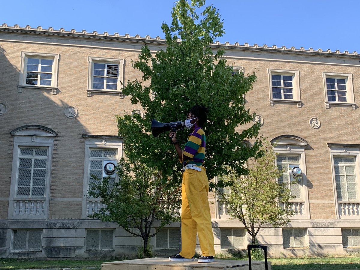 Many West Side Local School Councils (LSCs) have voted to keep SROs. “That’s why it’s important that we’re out here,” said  @606hoodlum. “It should not be up to LSCs to vote to remove SROs, it should be up to the Board of Education.”  #ChicagoProtests