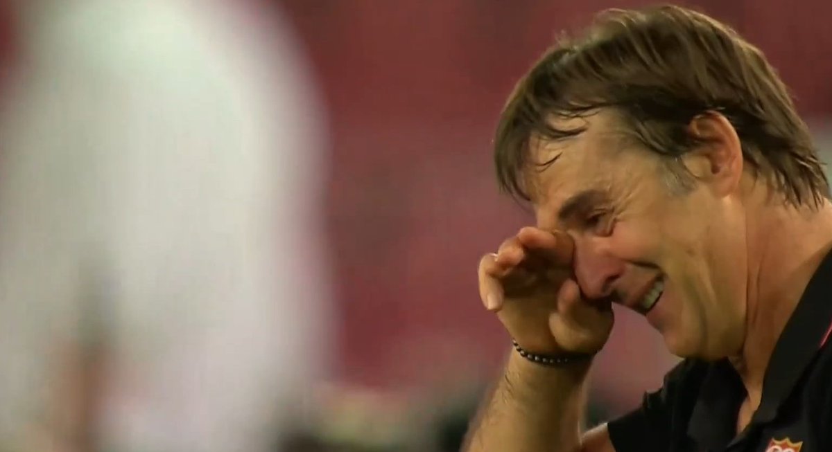 Footballogue's tweet photo. [#UEL] Julen Lopetegui en pleur à la fin du match 😪

#SEVINT https://t.co/SlBtDAhEl4