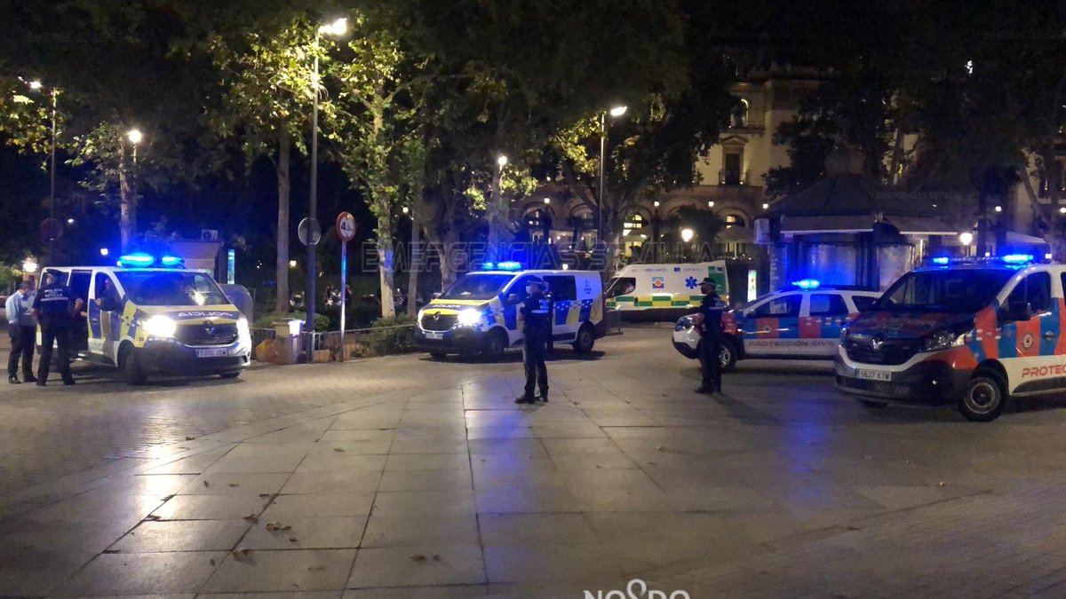 EmergenciasSev's tweet photo. Un amplio dispositivo de seguridad se despliega en las zonas habituales de concentración de aficionados.
⬜🟥 Es el momento para que la Afición Sevillista demuestre su responsabilidad, evitando concentraciones de personas.
Disfrutad la 🏆final en casa.
#Gobernación @Ayto_Sevilla https://t.co/4H4D7osbUN