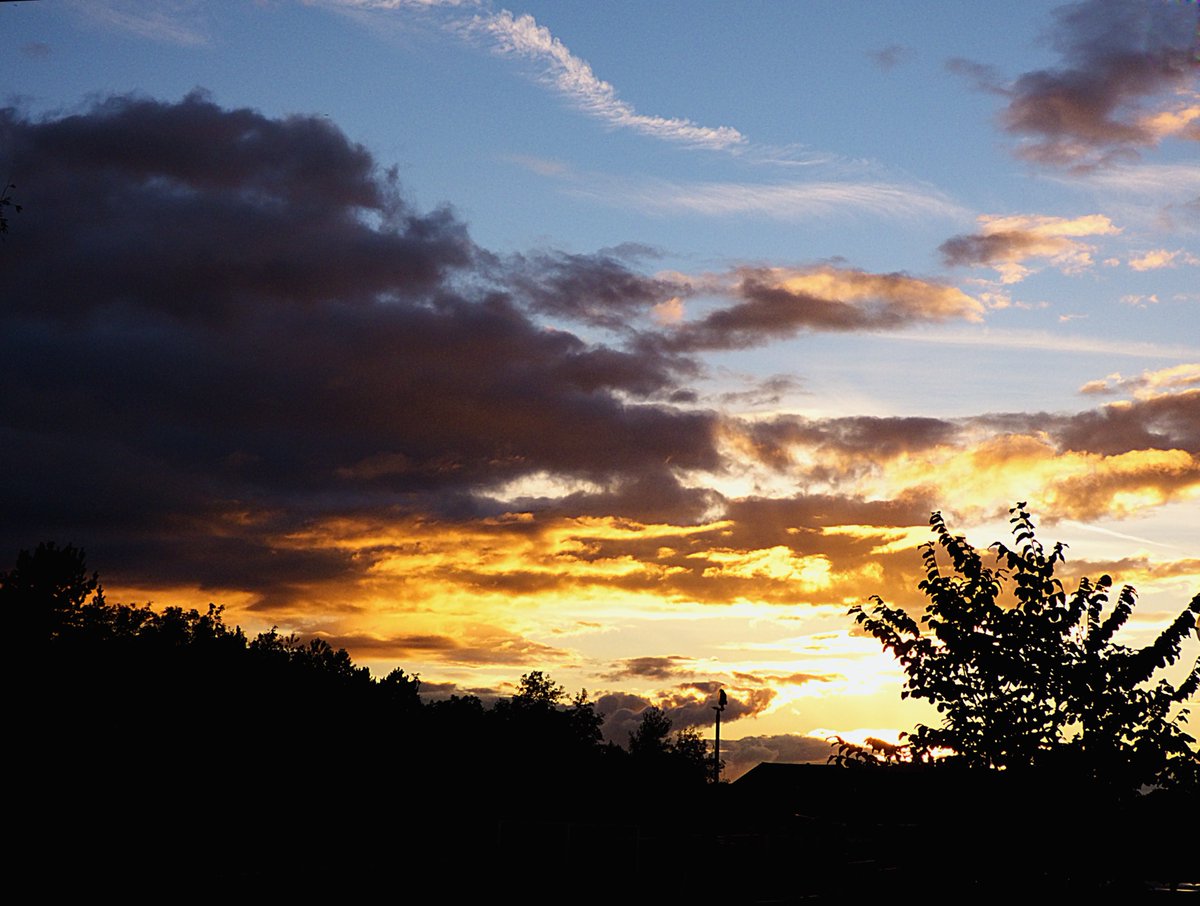 ccbigcam's tweet photo. Sunset tonight
Clouds om the move
#Sunsets #FromMyWindow
#LockdownPhase3 #LockdownSunsets
#sunsetphotography
@StormHour
@LensAreLive
@ThePhotoHour
#WeatheringWithYou #WeatherWatchers https://t.co/RtTj6EVQ7N