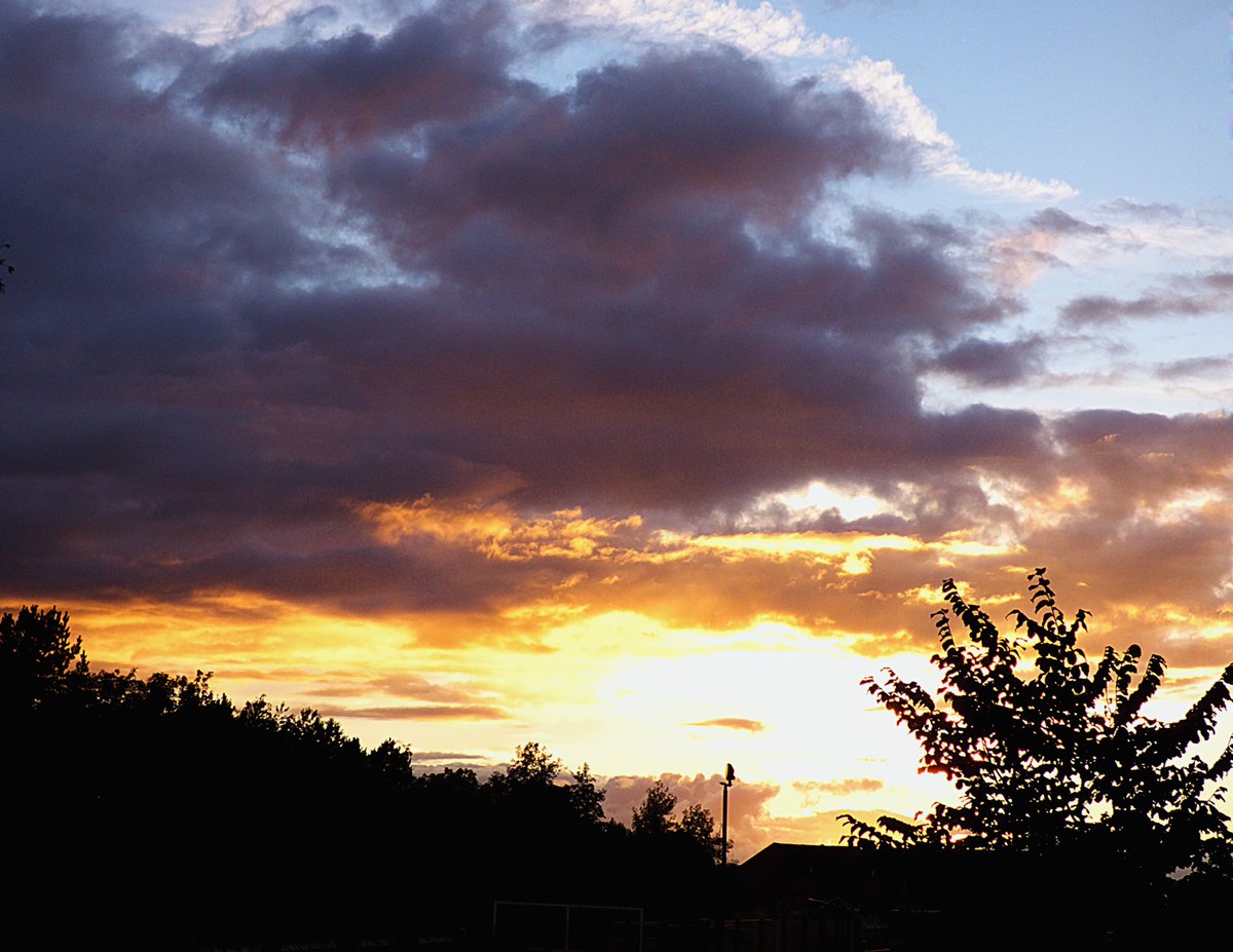 ccbigcam's tweet photo. Sunset tonight
Clouds om the move
#Sunsets #FromMyWindow
#LockdownPhase3 #LockdownSunsets
#sunsetphotography
@StormHour
@LensAreLive
@ThePhotoHour
#WeatheringWithYou #WeatherWatchers https://t.co/RtTj6EVQ7N