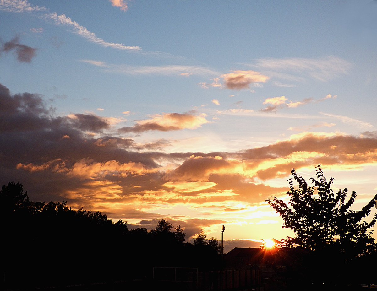 ccbigcam's tweet photo. Sunset tonight
Clouds om the move
#Sunsets #FromMyWindow
#LockdownPhase3 #LockdownSunsets
#sunsetphotography
@StormHour
@LensAreLive
@ThePhotoHour
#WeatheringWithYou #WeatherWatchers https://t.co/RtTj6EVQ7N