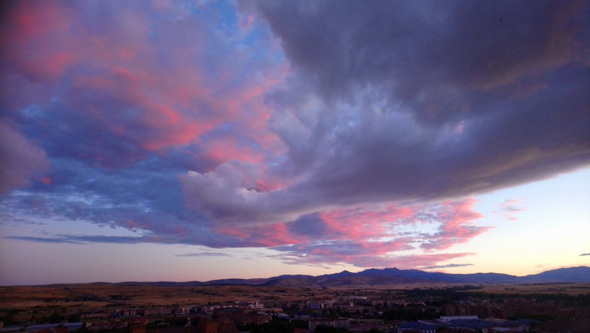 chiadobc's tweet photo. El cielo hoy 😍 https://t.co/r82fTXYEMw