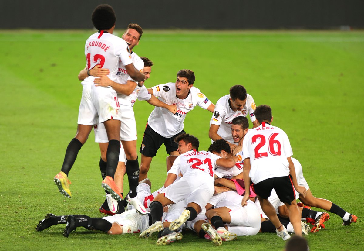 EuropaLeague's tweet photo. ⚪️🔴 Sevilla = six-time champions! 🏆🏆🏆🏆🏆🏆

#UELfinal https://t.co/USiXwiyCTT