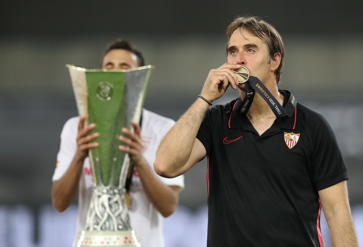 EuropaLeague's tweet photo. ⚪️🔴 Julen Lopetegui 🥇👏
#UELfinal https://t.co/MROEvhtiaF