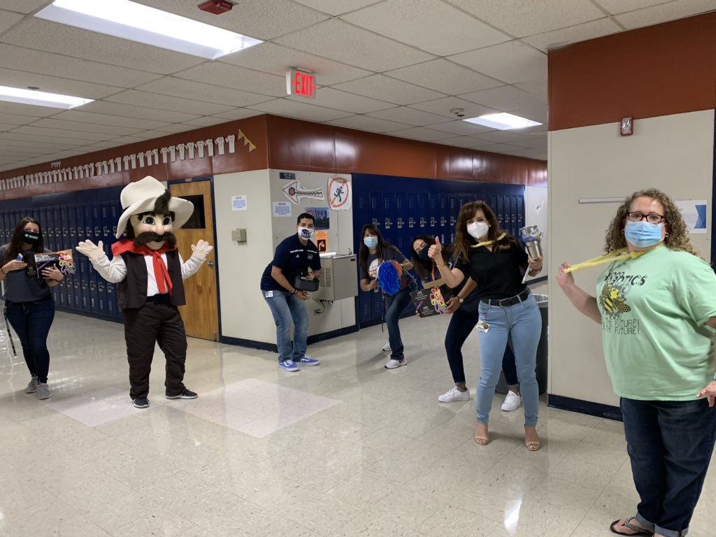 MrRamirezWMSart's tweet photo. Spirit squad came by to congratulate us on our first week of virtual learning! What a great week! #neisd #neisdcares #woodwranglers #woodmiddleschool @PrincipalHDZ https://t.co/r4ptyIzmjj