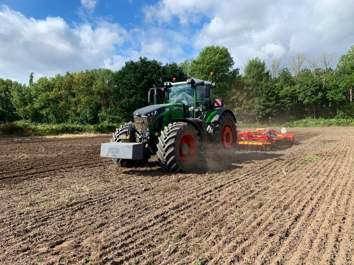 THinchley's tweet photo. @bandbtractors #fendt942 demo tractor and #TopDown 400 making a great impression in the sunshine today @Fendt_UKIreland @agcocorp @vaderstad @Steve1290ktm https://t.co/PBeFiTWB6n