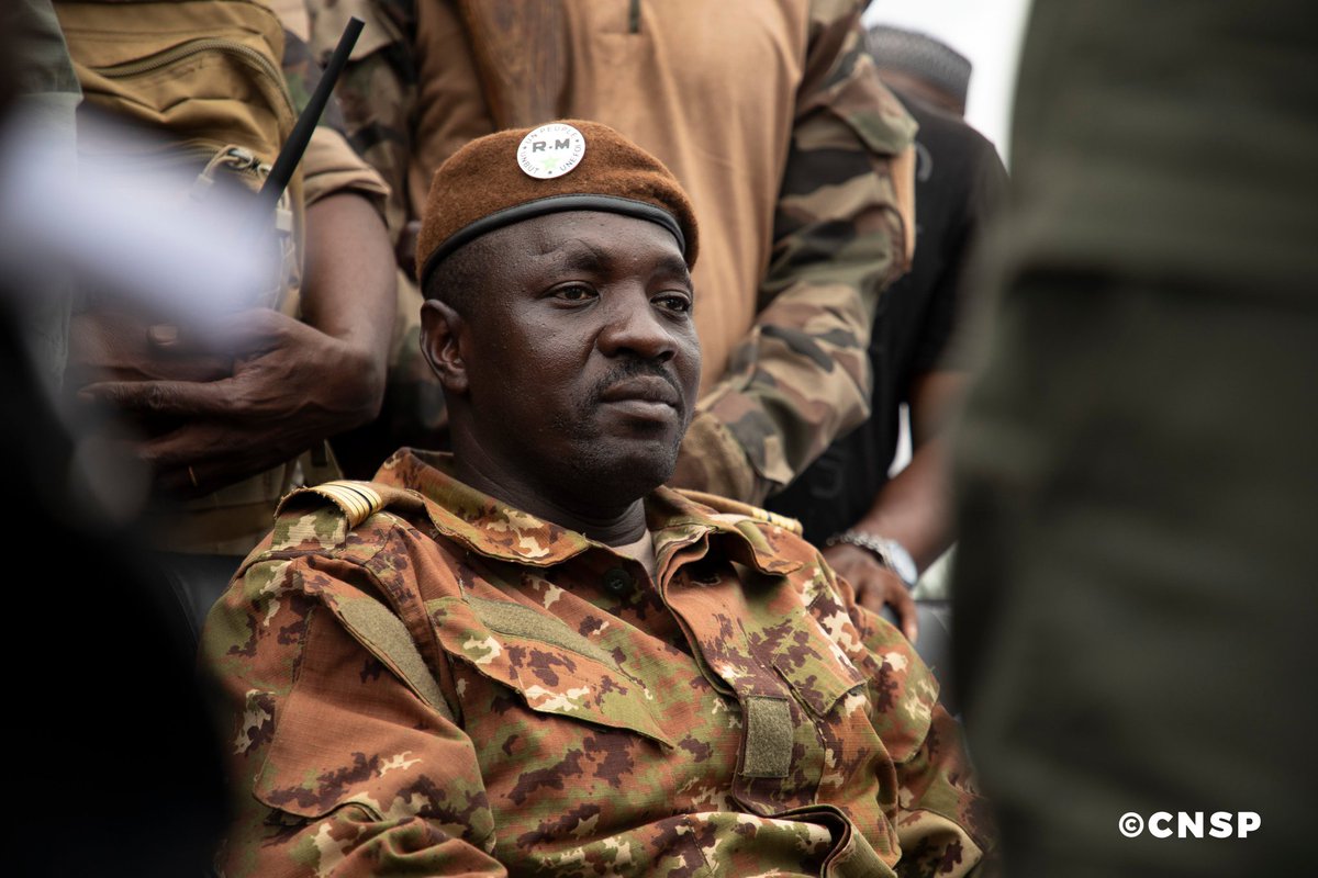 CnspMali's tweet photo. #Mali : Manifestation de soutien au Comité National pour le Salut du Peuple #CNSP à la Place de l'indépendance aujourd'hui à Bamako. https://t.co/l63CMz89Yd