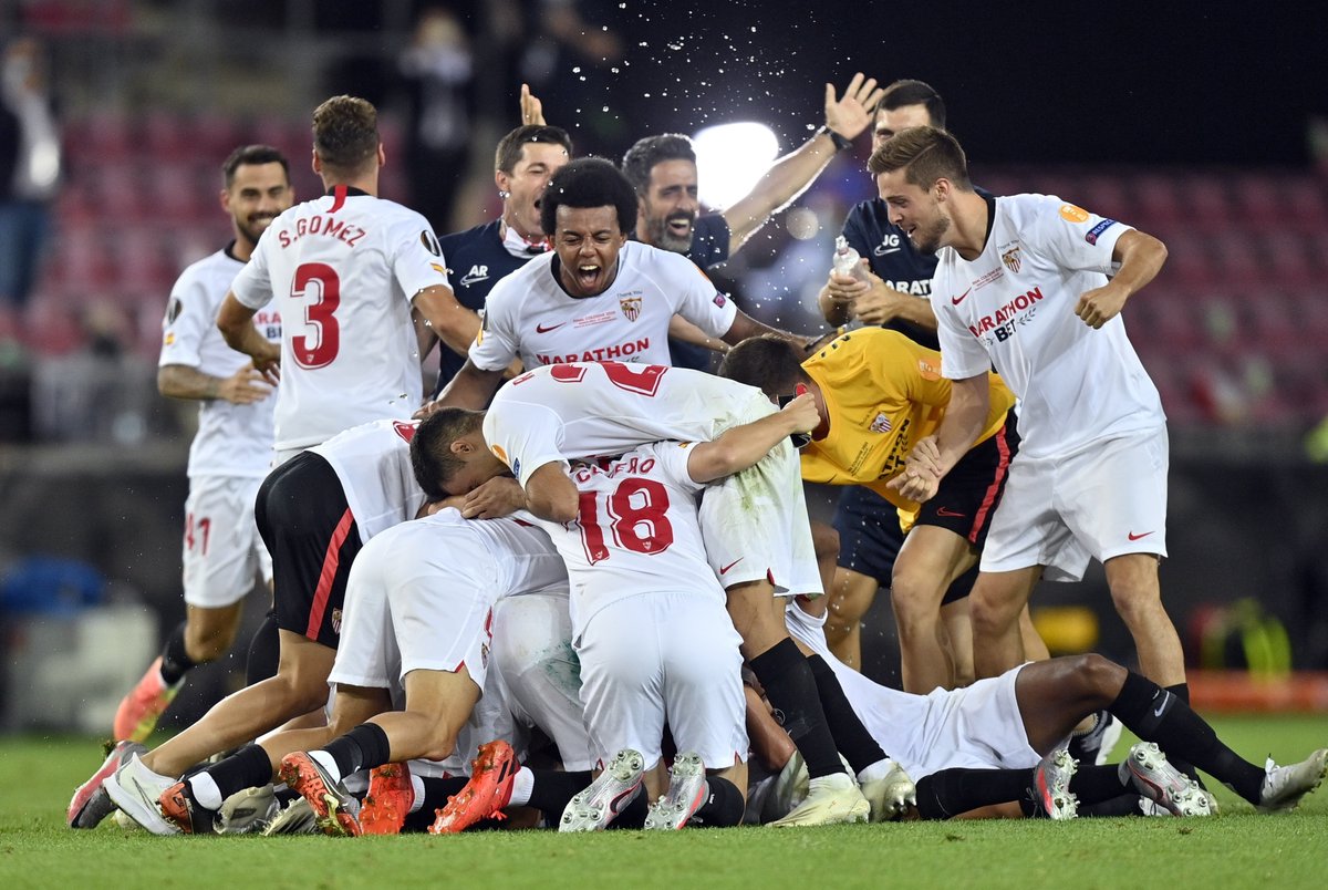 LaLiga's tweet photo. ¡El @SevillaFC sonríe tras otra final! 😁❤️ https://t.co/9LbAVbbYf0