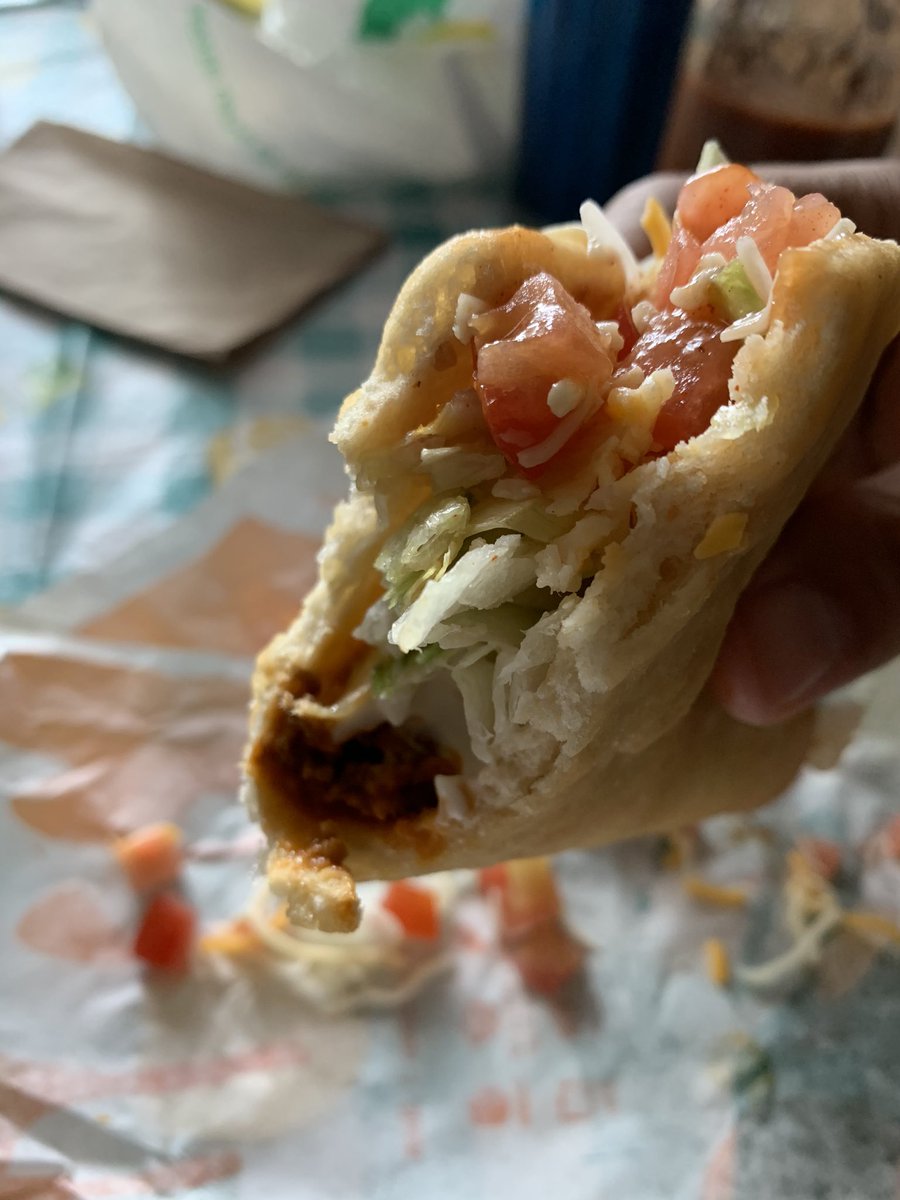 Mikeyvt's tweet photo. @tacobell Come on guys.  When I get a Chalupa I expect a little more meat in there. https://t.co/ipelYG3QM6