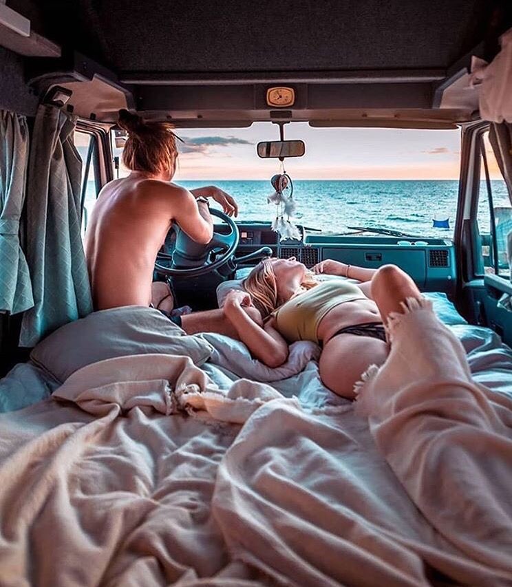 Картины сервадоль дали. Есенин хулиган стих. Путевку дали в чужие дали в самолете. Есенин заметался пожар голубой стих. Сергей есенин пожар голубой.