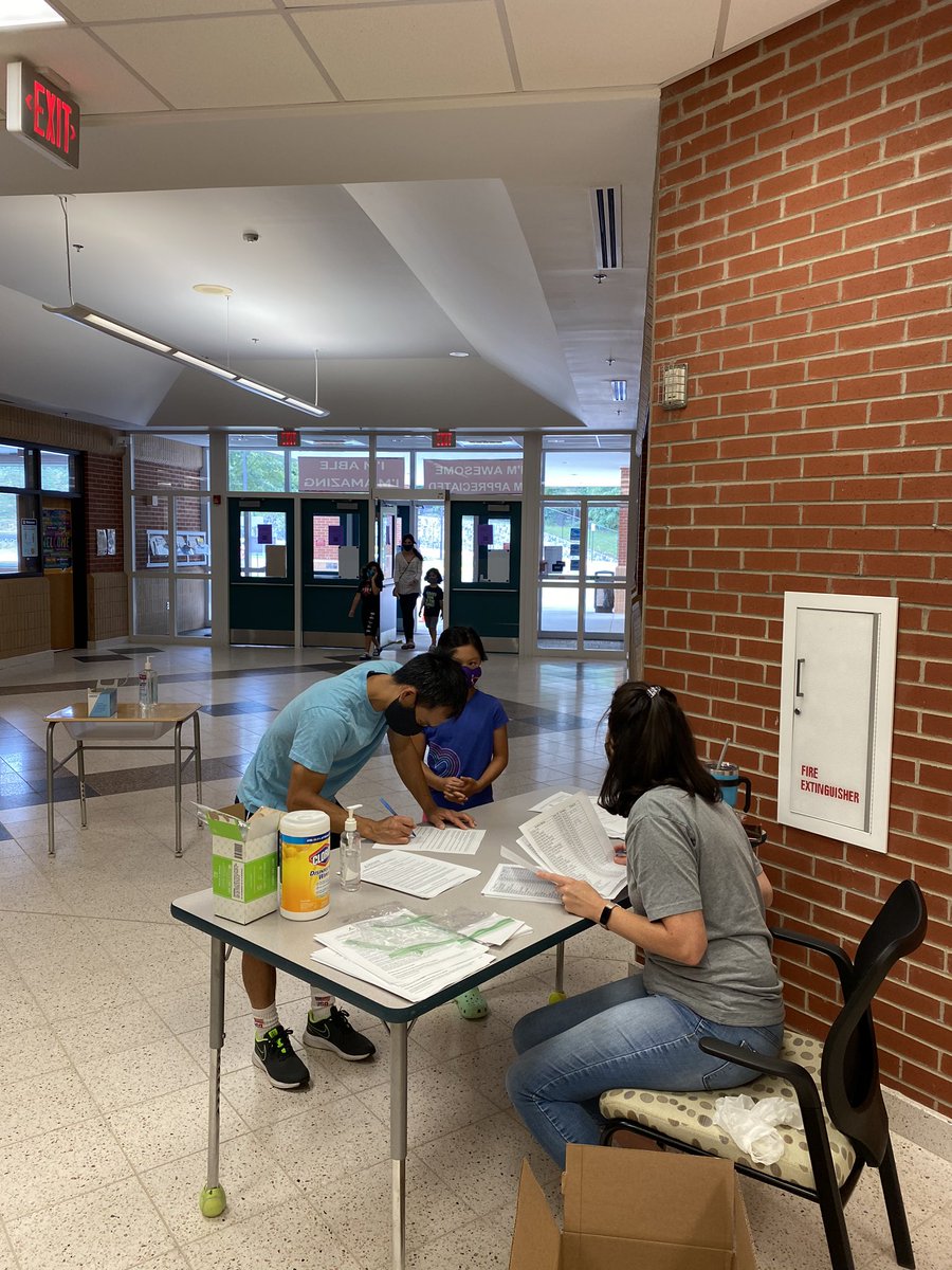 MasonCrestES's tweet image. Thank you to our amazing community and staff for coming out today for laptop distribution. We were able to provide 246 laptops to our families for virtual learning this fall! #learningnewthingstogether