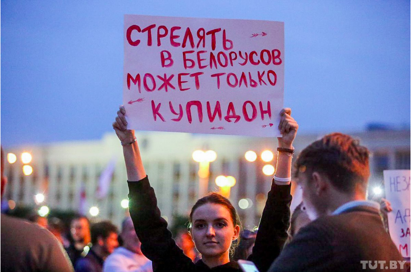 Short summary of political situation and latest trends in  #Belarus (THREAD)1) Solidarity & self-organisation in society still highly present: crowd-funding for victims of repressions, solidarity chains/actions, humour as important solidarity tool, assistance from diaspora