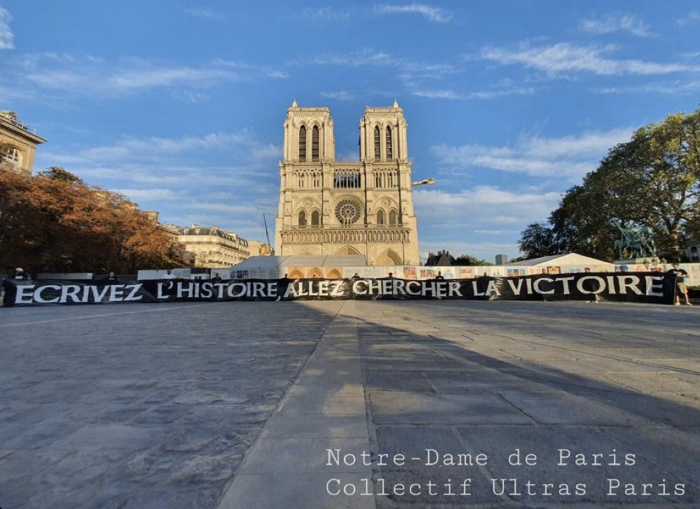 lasource75006's tweet photo. #PSGBayern 
ACTE 1...
NOTRE DAME DE PARIS
"ECRIVEZ L'HISTOIRE, ALLEZ CHERCHER LA VICTOIRE " 
@PSG_inside @Co_Ultras_Paris https://t.co/7LprY7DBGR