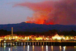 2/ UCSC students & personnel evacuated to the Boardwalk, in the foreground. The campus is in those hills, and this photo was taken several hours ago. There are actually 2 fires raging in the mountains at the same time.MORE