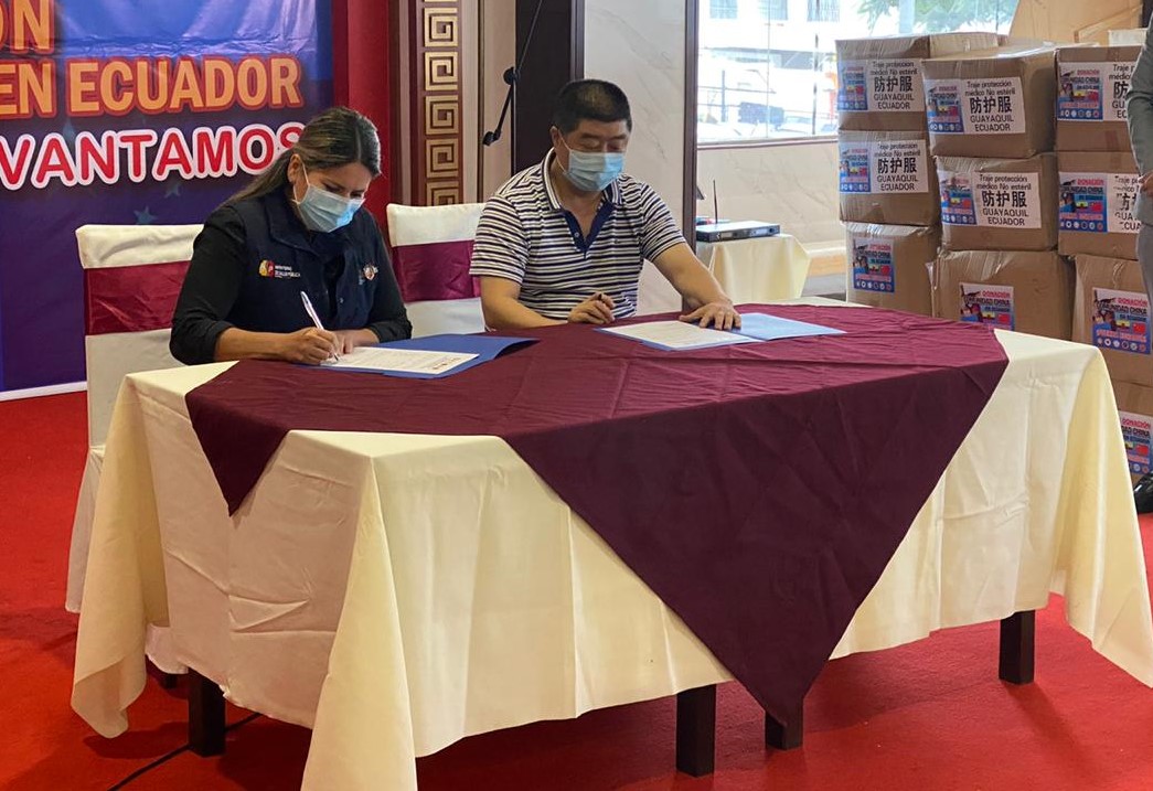 HGMonteSinai's tweet photo. La gerente del @HGMonteSnai, @DraKarliVelezG, recibió insumos médicos donados por la #ComunidadChina en Ecuador 🇪🇨. El aporte solidario consiste en batas, mascarillas y gafas protectoras que serán destinadas al personal sanitario de atención directa a pacientes de #Covid_19. https://t.co/Q1dUJr5Sdy