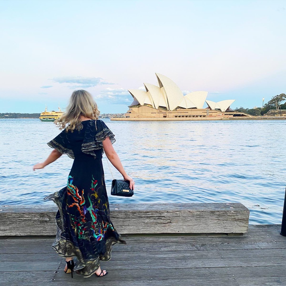char_riddle1's tweet photo. Hello 25! An amazing day - so grateful 🍾🥰🎉🥳💃🏼🙌🏼🎂💐 #25 #birthday #quartofacentury https://t.co/DRe5USpLv7