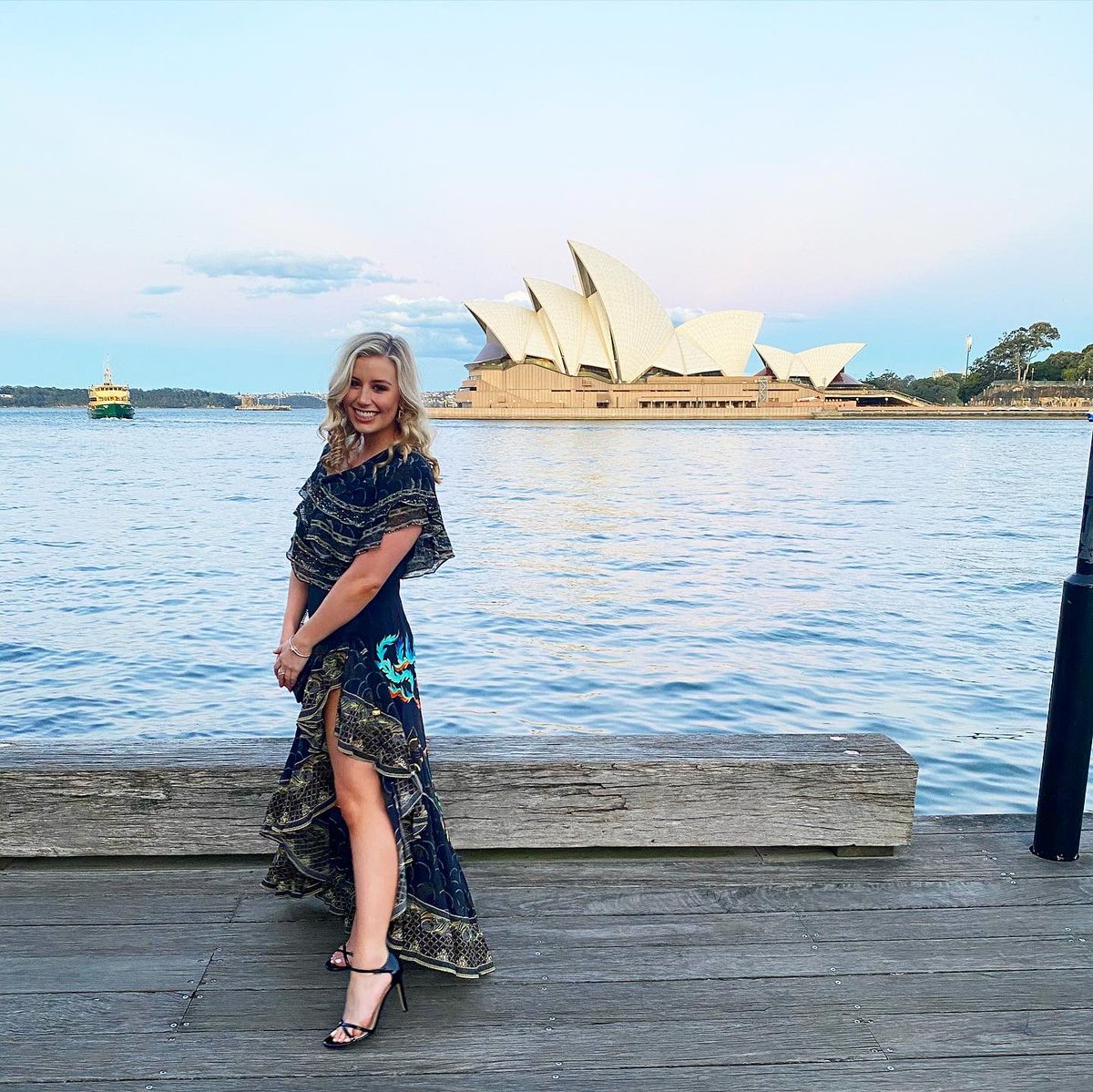 char_riddle1's tweet photo. Hello 25! An amazing day - so grateful 🍾🥰🎉🥳💃🏼🙌🏼🎂💐 #25 #birthday #quartofacentury https://t.co/DRe5USpLv7