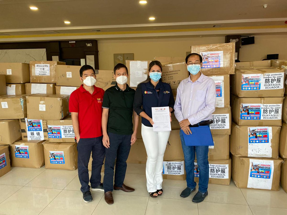 HGMonteSinai's tweet photo. La gerente del @HGMonteSnai, @DraKarliVelezG, recibió insumos médicos donados por la #ComunidadChina en Ecuador 🇪🇨. El aporte solidario consiste en batas, mascarillas y gafas protectoras que serán destinadas al personal sanitario de atención directa a pacientes de #Covid_19. https://t.co/Q1dUJr5Sdy