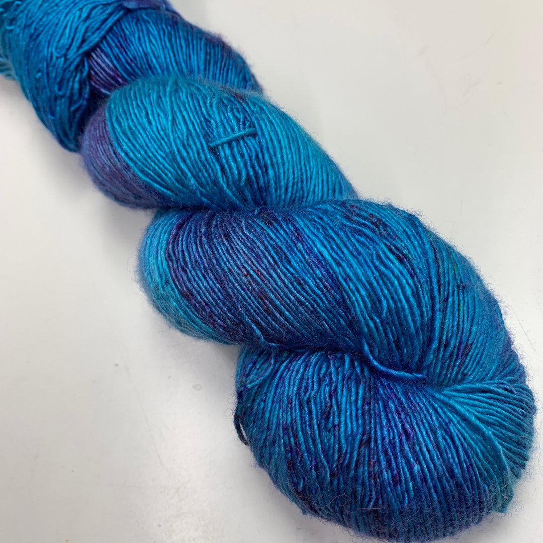 ONLY 1 LEFT!

“Caribbean Blues” is a blend of teals and turquoise that reminded us of the Caribbean. This single ply is perfect for a one-skein project or to accent another color!

Color shown on Silky Single Sock

sheepandhoney.com/sock/caribbean… 

#caribbeanblues