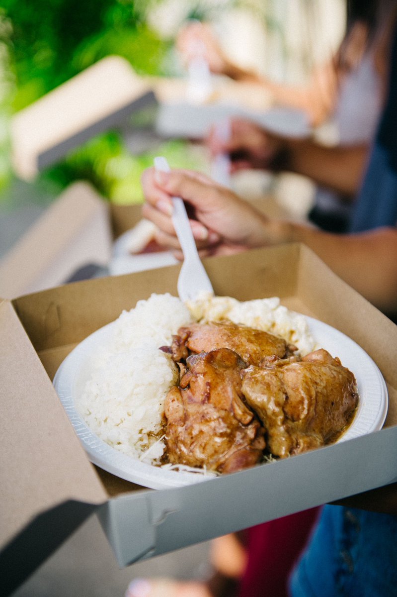 Smile 🙂 it’s Friday! Enjoy your favorite plate lunch with takeout from Rainbow Drive-In! #hawaiicomfortfood