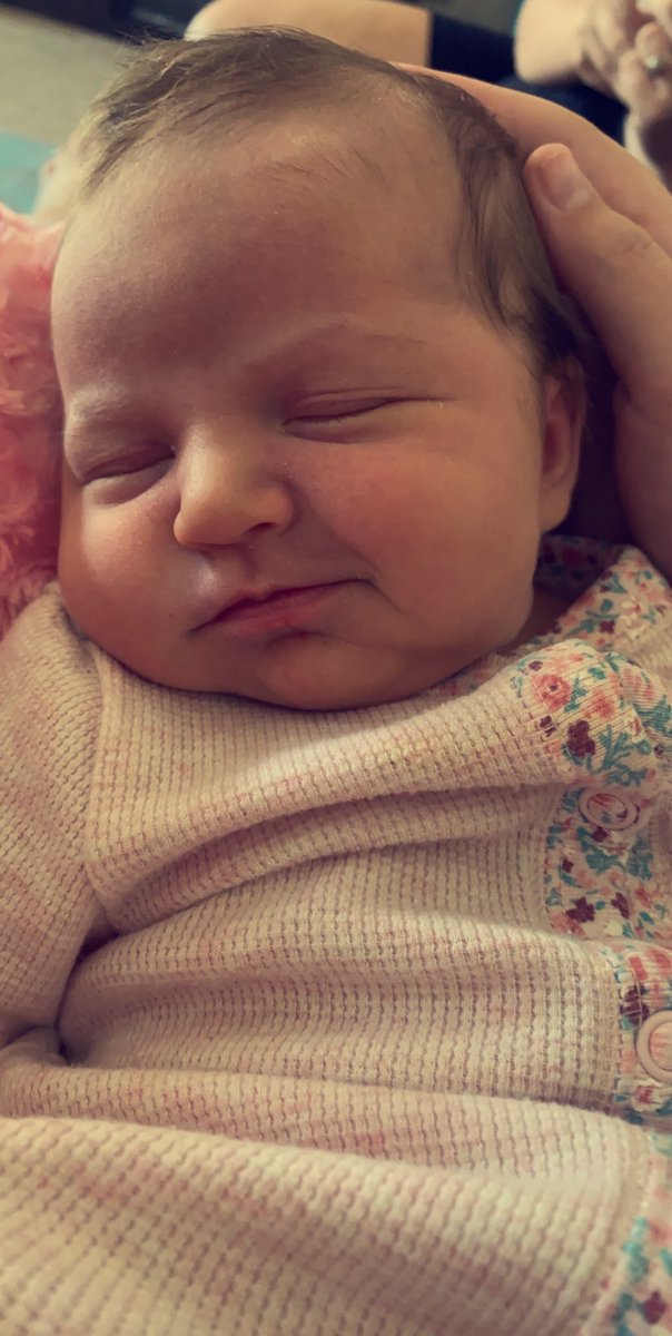 hannah_olson18's tweet photo. Finally got to meet my beautiful niece ❤️🥰 I love you Ev https://t.co/Q6PyvTQ40O