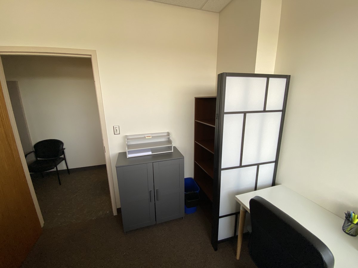 AddictionsLabKU's tweet image. Furniture assembly done! Excited about Dr. Amlung's new office space in the Cofrin Logan Center for Addiction Research &amp;amp; Treatment. Perfect for our team and directly across from the bar lab. A room divider makes the space usable as a testing room. @UnivOfKansas @kulifespan