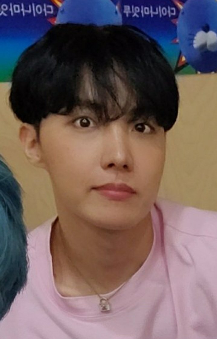 Hugo69164537's tweet photo. #WeLoveYouSeokjin Olha como o J-hope tava na foto que saiu agorinha é de partir o coração 😔😪 https://t.co/sGHmLHjYOj