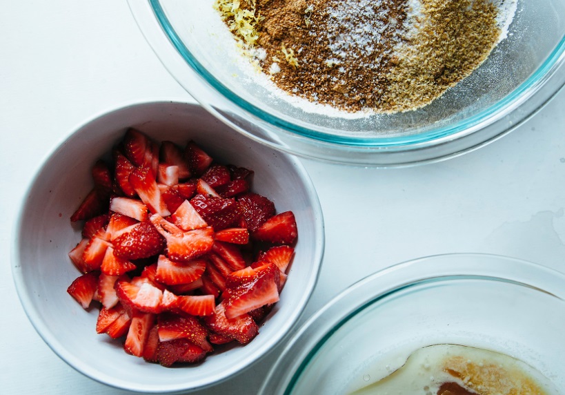 thevegetariandi's tweet photo. VEGAN STRAWBERRY CRUMBLE MUFFINS
Learn the recipe here: https://t.co/HgmotuWKCH

#Healthyfoods #Recipes #Healthyrecipes https://t.co/KCSCqIWoIE