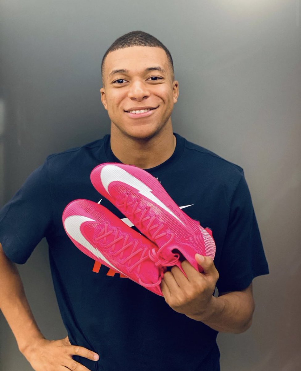 Footballogue's tweet photo. [#UCL] Kylian Mbappé portera  des Mercurial Pink Panther lors de la finale de la Ligue des Champions. Ces crampons sont inspirés de ceux que portait Franck Ribéry, une des idoles de Mbappé, en 2008. 🤜🤛

(@KMbappe) https://t.co/FSImcGgevi