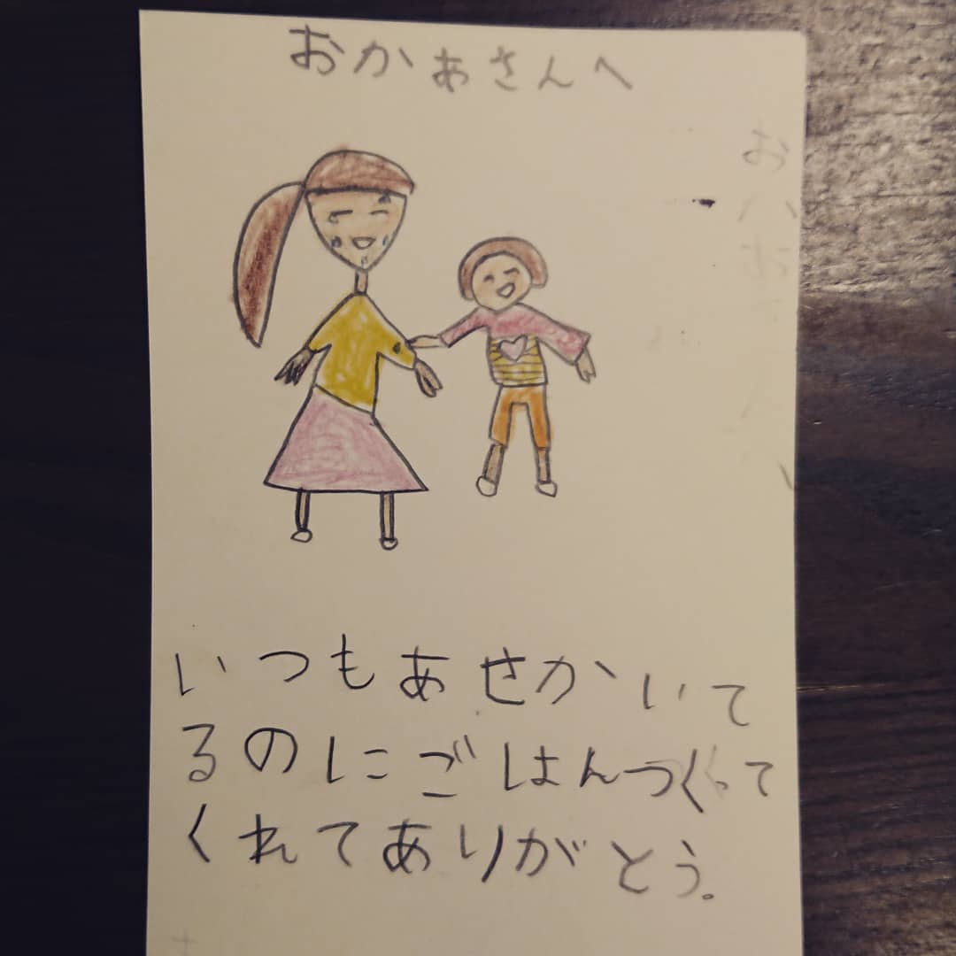 娘からの手紙が届きました。
「小学校でかいたねん」とのこと
 不意打ちで泣きました?
あまりに泣いてしまって子供達にみられるのがはずかしくて、階段を登りながら泣き止みました笑
あせをかいてるの気づいてみててくれてるのが こんなに嬉しいなんて。
#子育て漫画 #子育て絵日記 