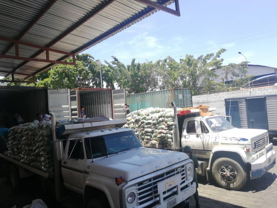 m_s_p_anz's tweet image. Gracias a Mercal más de 17 mil 175 familias de los municipios Juan Antonio Sotillo  y Simón Bolívar fueron atendidas con la distribución de combos Clap alimentos en 16 Bases de Misiones Socialistas!!!