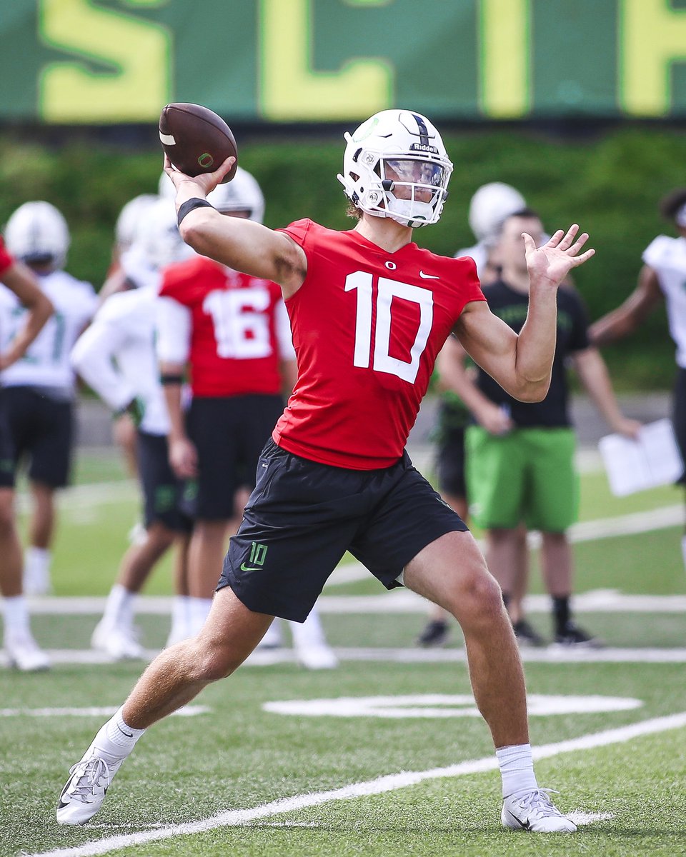 oregonfootball's tweet image. EUG ➡️ LA 

Go to work, 1️⃣0️⃣. #ProDucks