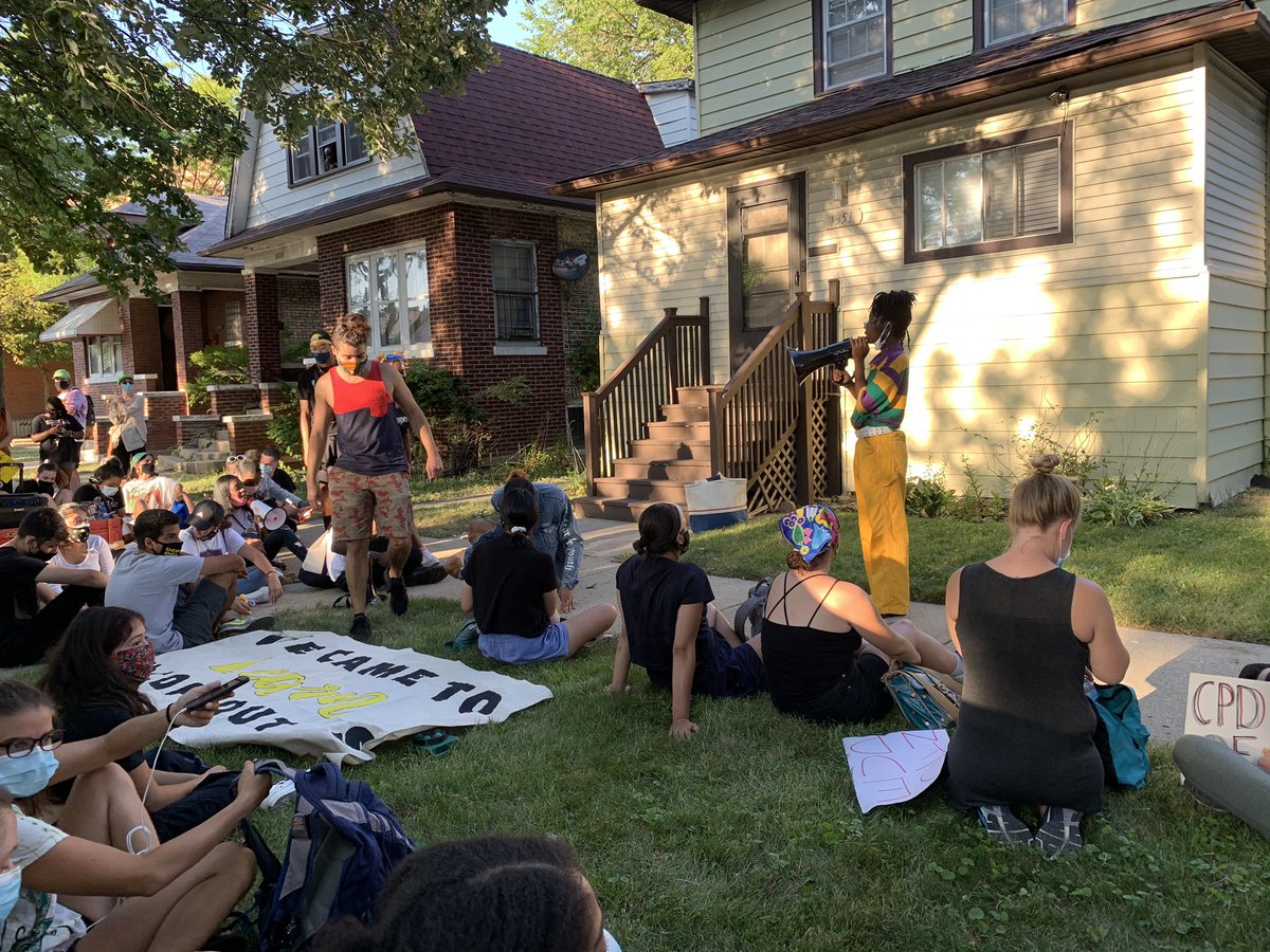 Protesters are now seated in front of Dwayne Truss’ house here in  #NorthAustin.  #ChicagoProtests