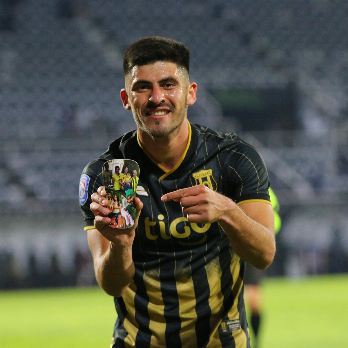 ClubGuarani's tweet photo. ¡FINAAAAAL!

Olimpia 1-2 #Guaraní

El Legendario sigue en la pelea por el campeonato 💪💛🖤

#VamosAborigen https://t.co/cgG6nMpuCL