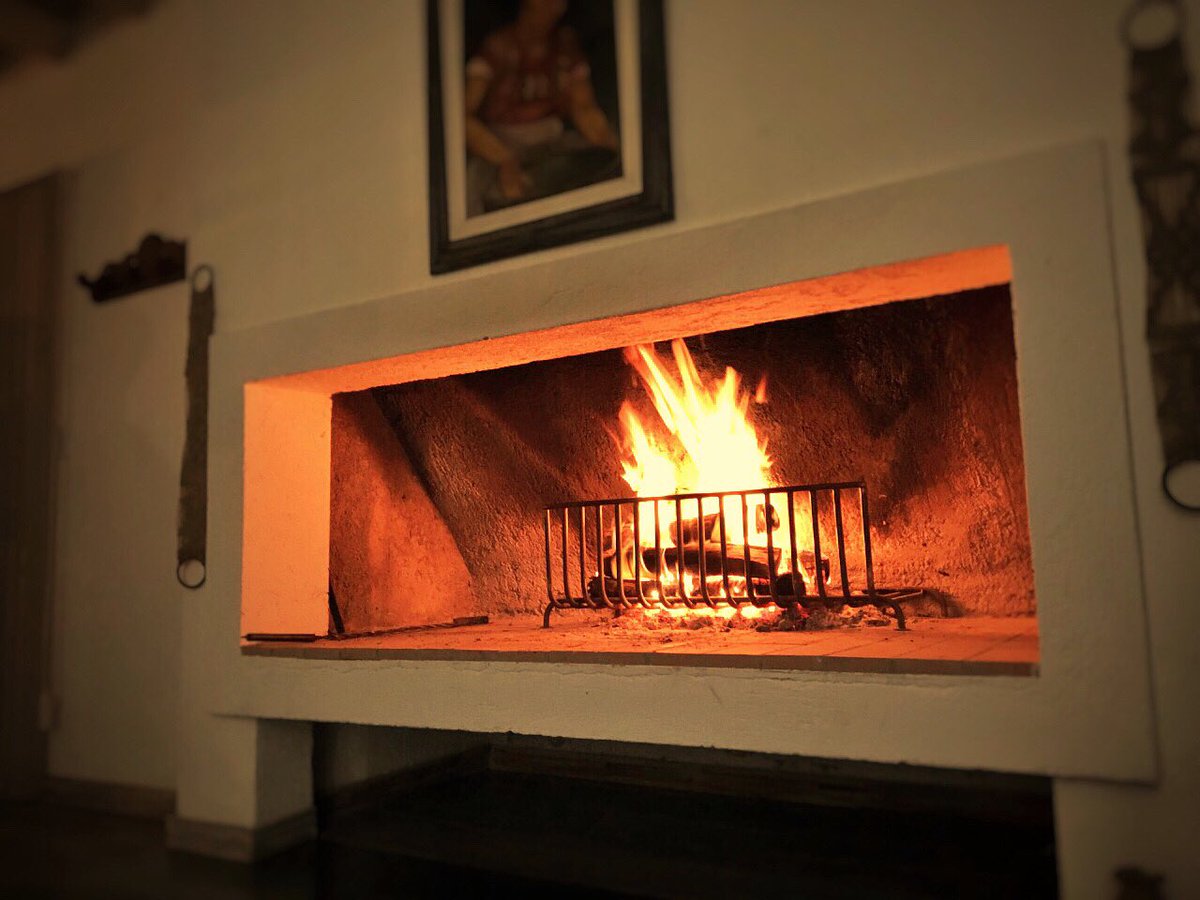 Fuegos y vino. Poderosa combinación que nos atrapa, y transporta a dimensiones profundas, las de las reflexiones, las del recuerdo. Prendemos el fuego en nuestra finca para soltar riendas y viajar entre las llamas, descubrir lo que está por pasar, abrir un vino, vivir el hoy.