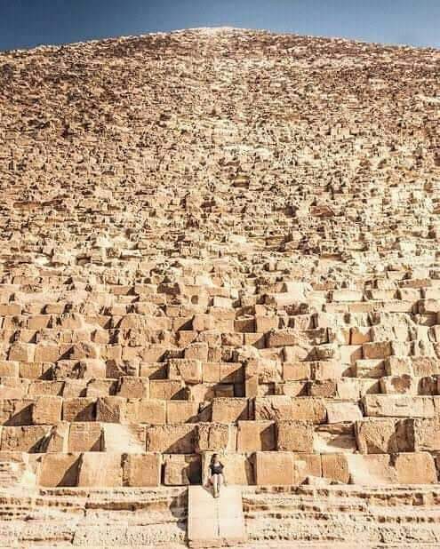 MaryFranke5's tweet photo. This is how big the giza #pyramid is😮 https://t.co/wL8eVSRqzt