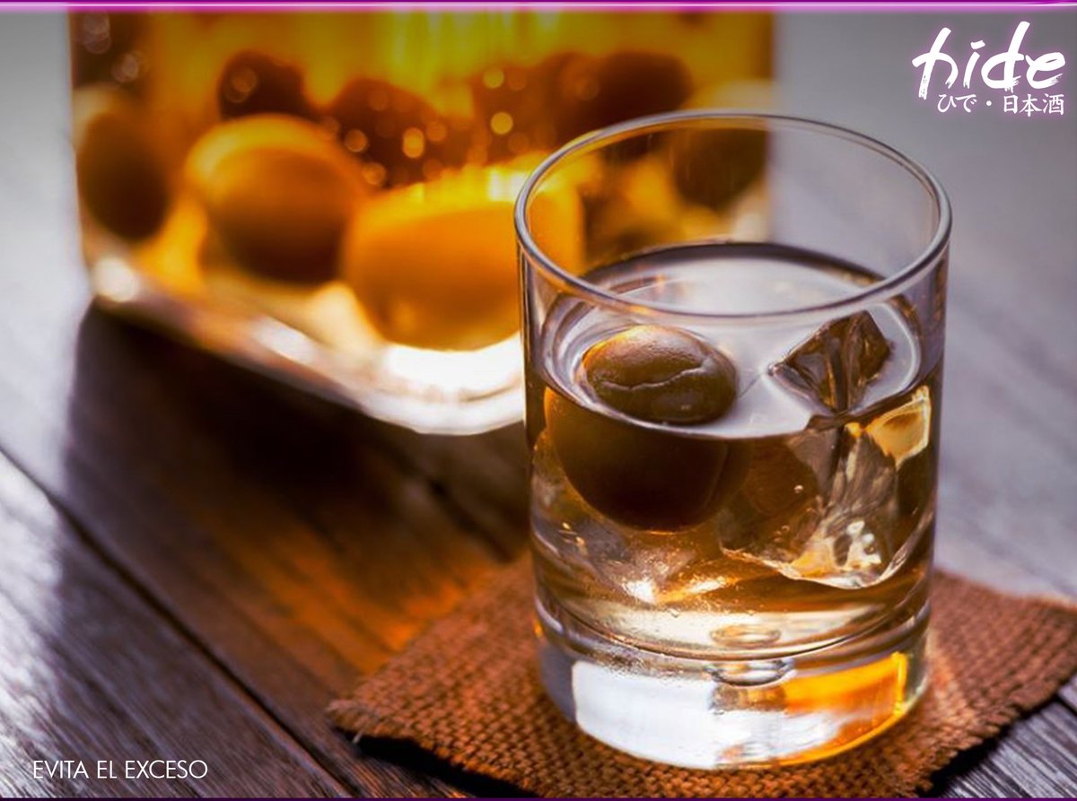 SakeClubMx's tweet photo. ¿Sabes qué es el Umeshu? El umeshu es un licor japonés que se elabora macerando el fruto del ume (ciruela china) cuando aún está verdes en alcohol y azúcar. Tiene un sabor dulce y agrio, y un contenido alcohólico del 10–15%. https://t.co/CeDOgKohtt