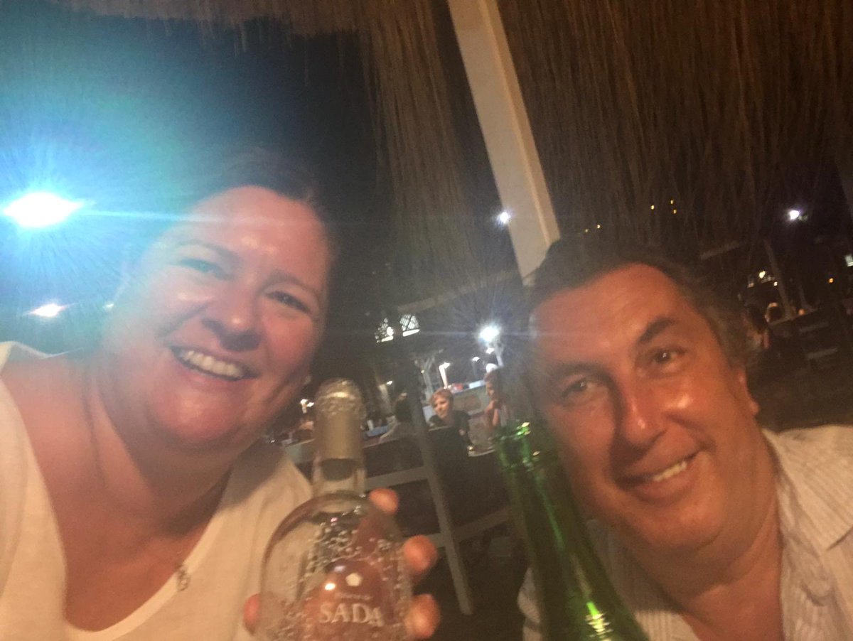 JLGO39's tweet photo. @asancosmed @MariaTatianagm Agotado vino , cerveza en costa de sol ☀️ ☀️☀️☀️al menos nos juntamos 🥳🥳🥳🥳 https://t.co/wirnD6EqSj