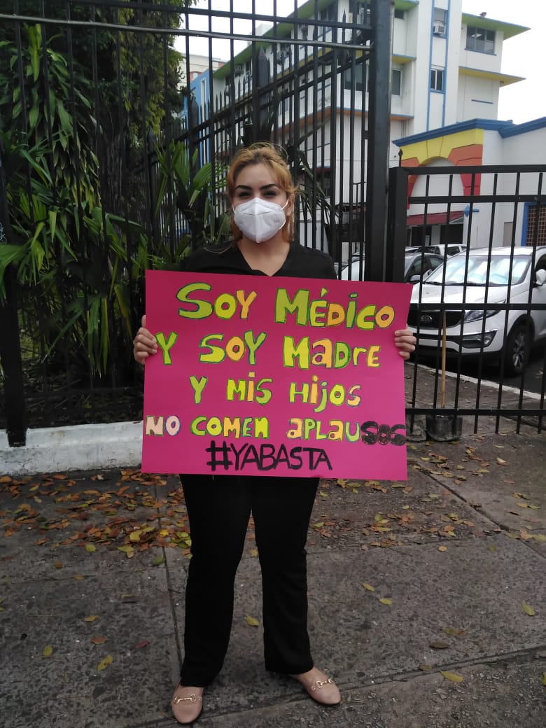 Profesionales de la Salud protestan en la Avenida Balboa para exigir sus pagos y la dotación de insumos. Llevan más de tres meses sin cobrar. <a href="/TraficoCPanama/">Tráfico Panamá</a> #TReporta