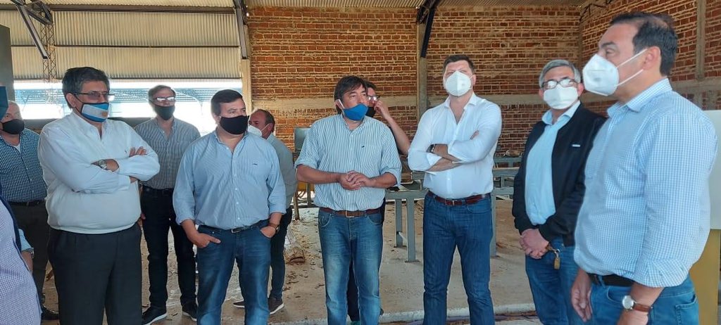 raulschiaviok's tweet photo. Junto al gobernador Gustavo Valdés, y el subsecretario Egui Benitez visitanos la empresa Kitasan S.A, ubicada en cercanías a La Cruz. https://t.co/daWZozNgIs