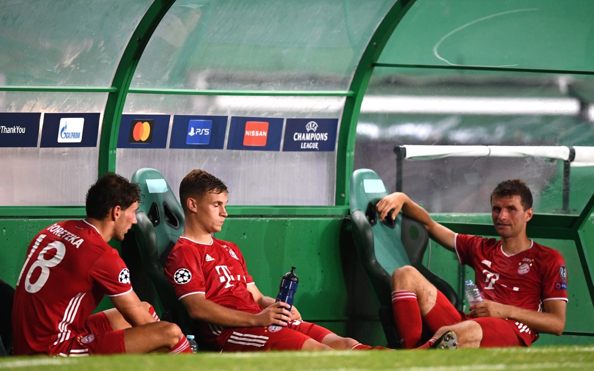 Bayern players when someone goes one-on-one with Neuer 😌