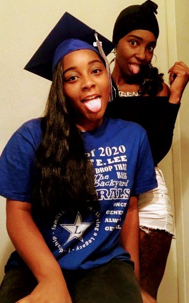 MissDade83's tweet photo. Single mother of 3 could use 500 for my daughter that just graduated without a graduation due to thepandemic..Would help her in collage My baby did it shes truly an empowered woman now going 2collage #WAPParty  $Queendade.. My baby on her way to collage would be a perfect 🎁 https://t.co/etM265Rgtq